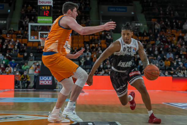 自内外部的 自内外部的